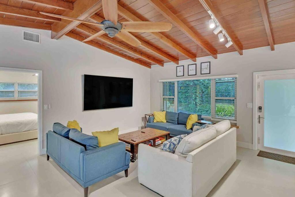 Rare Hidden Getaway Heated Pool 1.5 Acres! Sleeps 16 Villa Fort Lauderdale Exterior photo