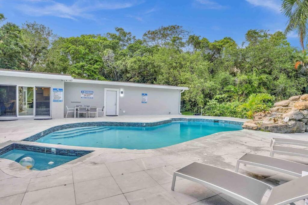 Rare Hidden Getaway Heated Pool 1.5 Acres! Sleeps 16 Villa Fort Lauderdale Exterior photo