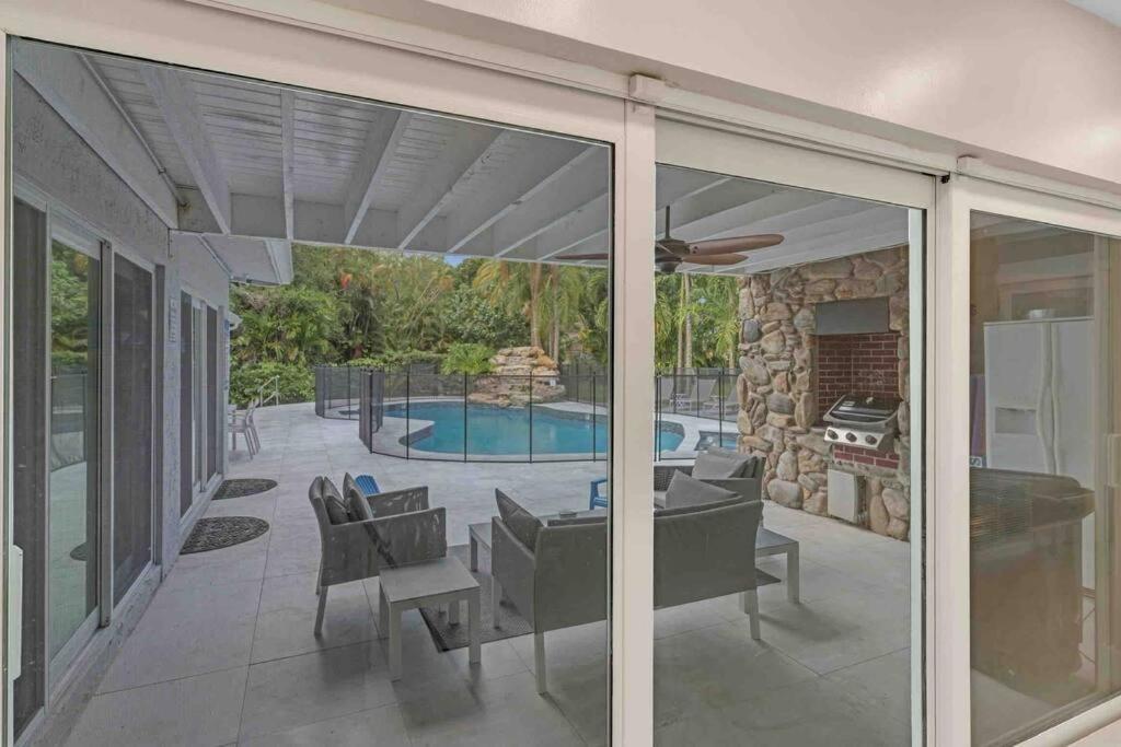 Rare Hidden Getaway Heated Pool 1.5 Acres! Sleeps 16 Villa Fort Lauderdale Exterior photo