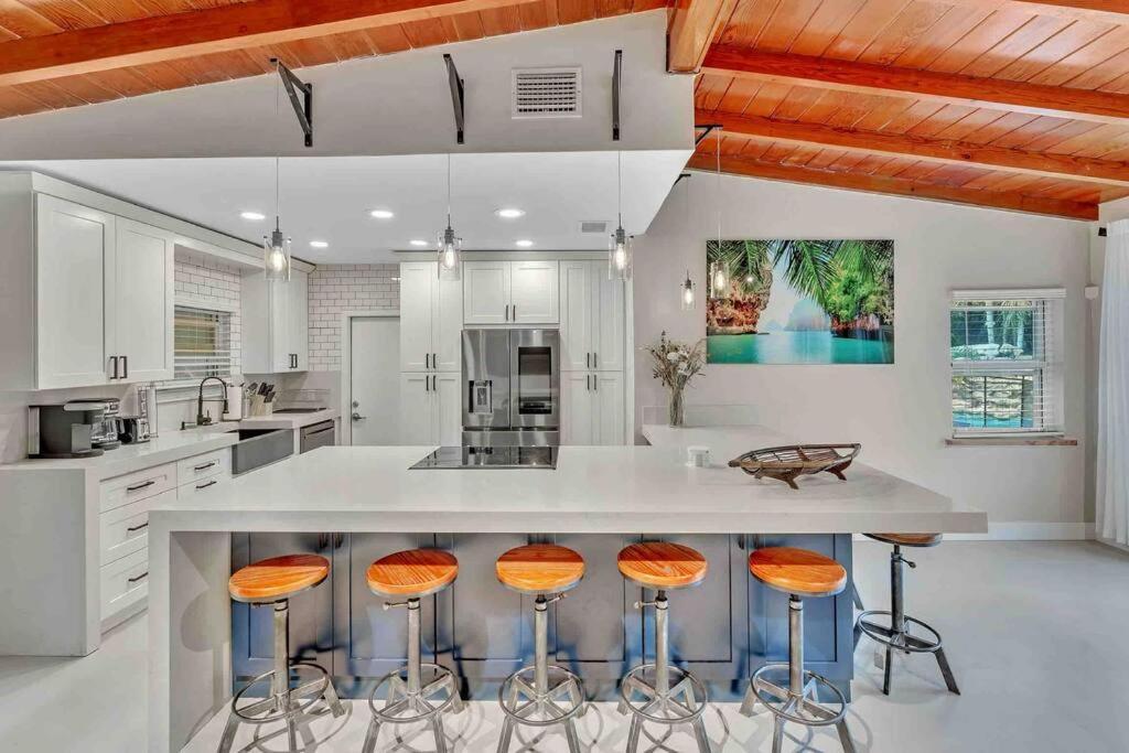 Rare Hidden Getaway Heated Pool 1.5 Acres! Sleeps 16 Villa Fort Lauderdale Exterior photo