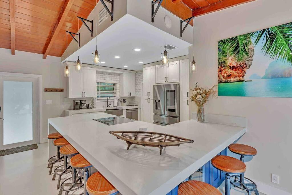 Rare Hidden Getaway Heated Pool 1.5 Acres! Sleeps 16 Villa Fort Lauderdale Exterior photo