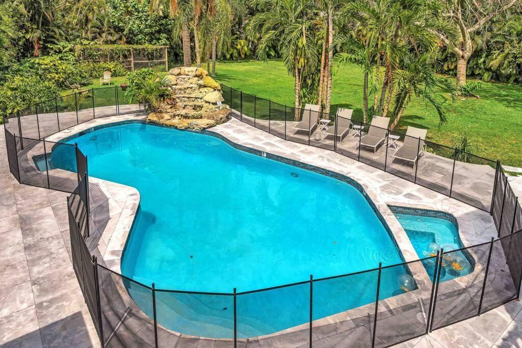 Rare Hidden Getaway Heated Pool 1.5 Acres! Sleeps 16 Villa Fort Lauderdale Exterior photo