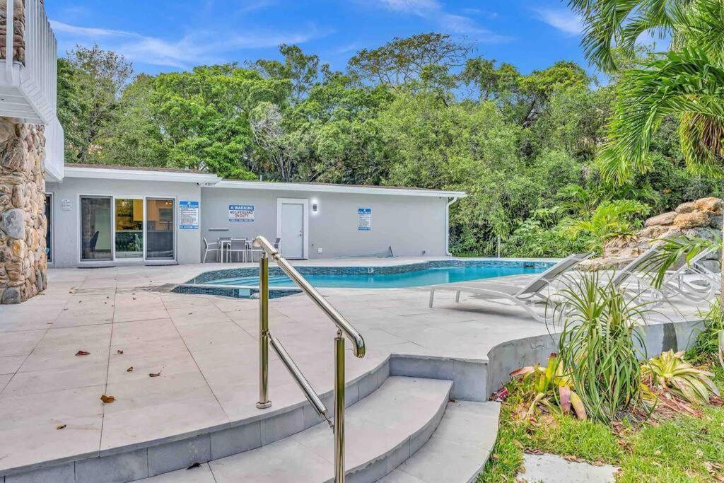 Rare Hidden Getaway Heated Pool 1.5 Acres! Sleeps 16 Villa Fort Lauderdale Exterior photo