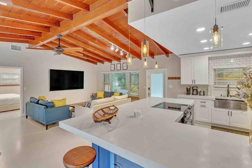 Rare Hidden Getaway Heated Pool 1.5 Acres! Sleeps 16 Villa Fort Lauderdale Exterior photo