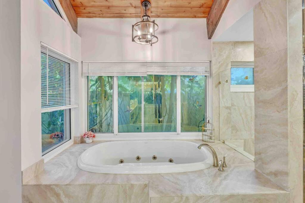 Rare Hidden Getaway Heated Pool 1.5 Acres! Sleeps 16 Villa Fort Lauderdale Exterior photo