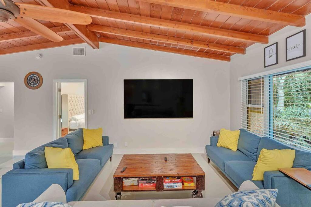 Rare Hidden Getaway Heated Pool 1.5 Acres! Sleeps 16 Villa Fort Lauderdale Exterior photo